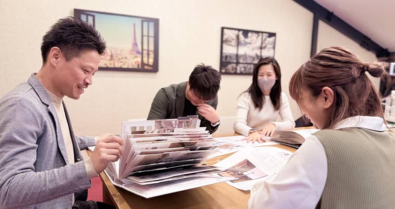 スタッフが会議をしている様子