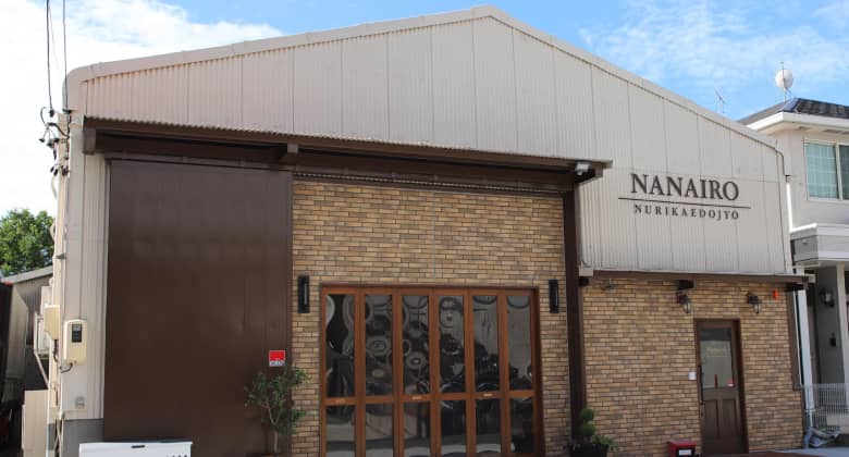 スタッフが会議をしている様子