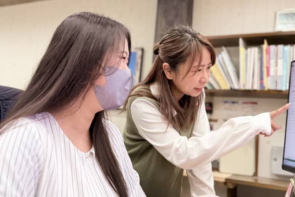 スタッフが会議をしている様子