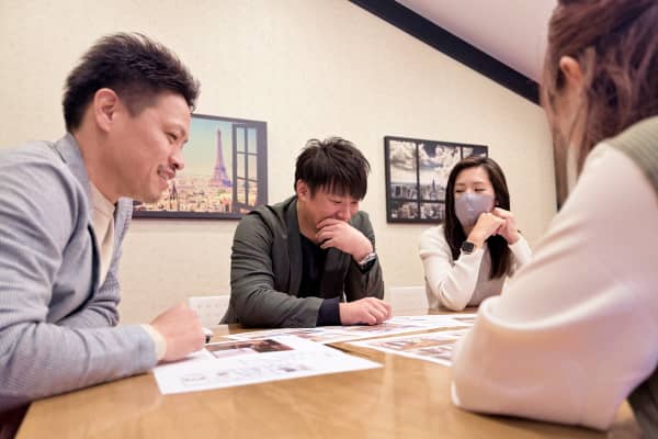 スタッフが会議をしている様子