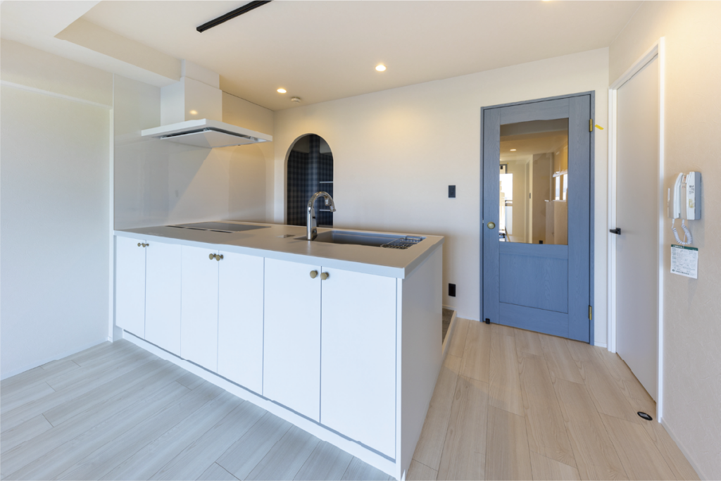 エントランスホールから続く、開放感あふれる住まいに